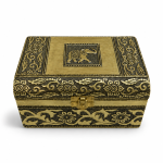 Caja cofre abierta con interior forrado en gris y bordes en tono dorado envejecido.