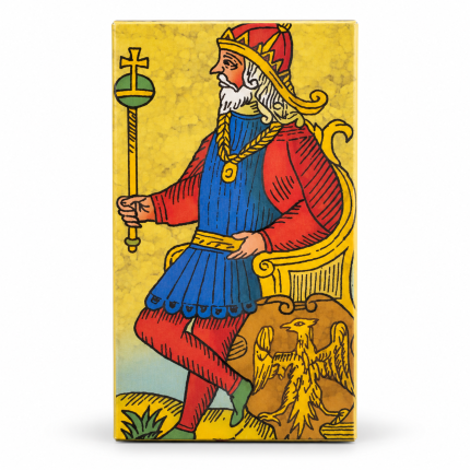 Selección de cartas del Tarot de Marsella desplegadas en abanico sobre fondo blanco