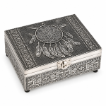 Caja rectangular plateada con atrapasueños y plumas en la tapa, cenefas geométricas y cierre frontal.
