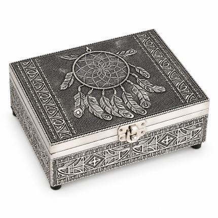 Caja rectangular plateada con atrapasueños y plumas en la tapa, cenefas geométricas y cierre frontal.