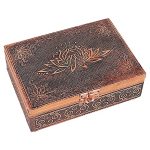Caja rectangular en tono cobrizo con flor de loto en relieve, laterales decorados y cierre frontal.