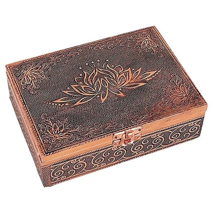 Caja rectangular en tono cobrizo con flor de loto en relieve, laterales decorados y cierre frontal.