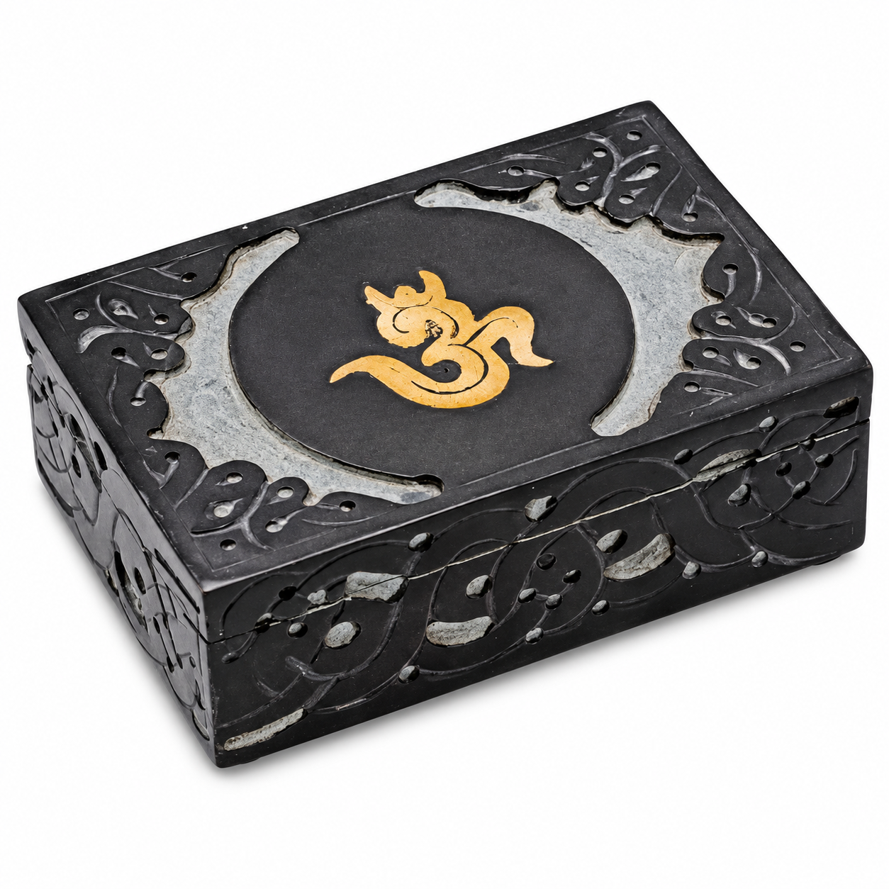 Caja con Símbolo Om Dorado Caja rectangular negra con símbolo Om dorado y motivos vegetales en relieve en la tapa y los laterales.