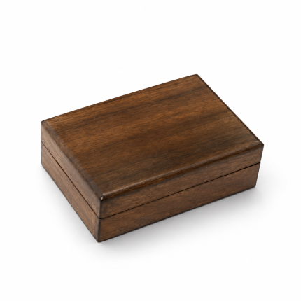 Caja rectangular de madera marrón cerrada, con tapa lisa y vetas visibles.