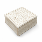 Caja cuadrada de madera blanca con flores en relieve en la tapa y acabado envejecido.