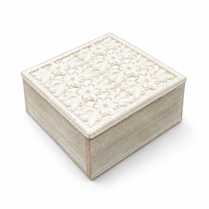 Caja cuadrada de madera blanca con flores en relieve en la tapa y acabado envejecido.