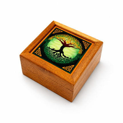 Caja cuadrada de madera con el Árbol de la Vida en verde y motivos celtas dorados en la tapa.