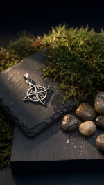 Colgante de nudo de brujas de protección. Amuleto ritualizado contra energias negativas.  Plata. Ritualizado. - Imagen 2