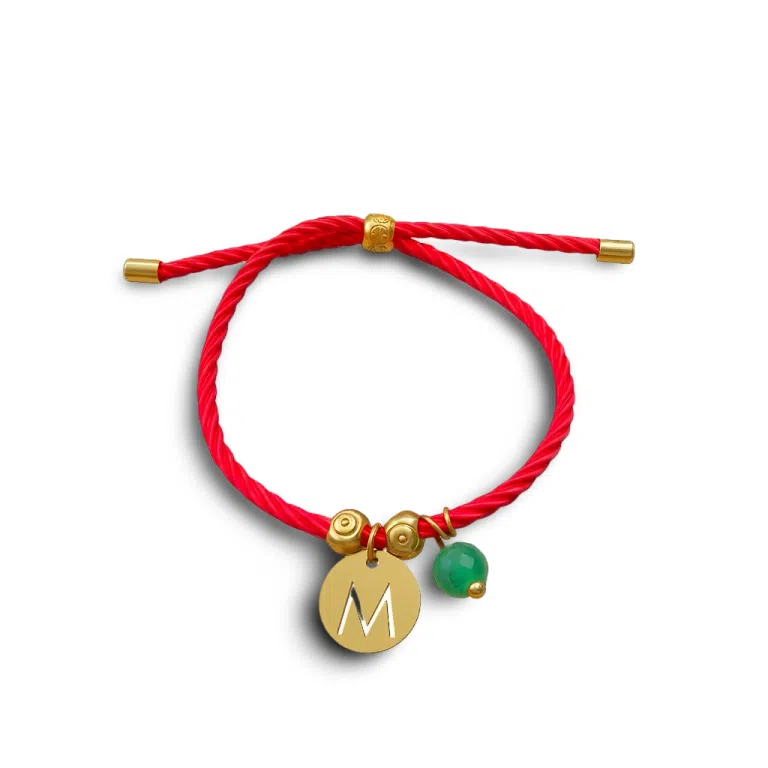 Pulsera de protección contra malas energías y envidias con hilo rojo e iniciasl.