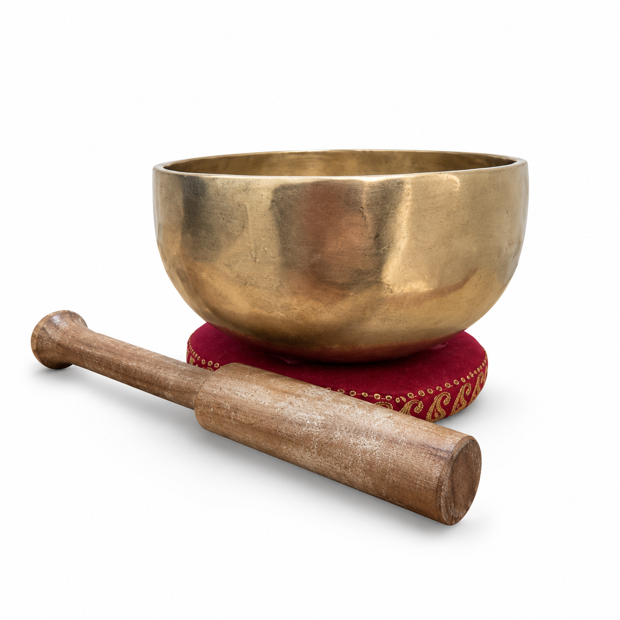 Cuenco tibetano artesanal para meditación Cuenco tibetano de acabado dorado envejecido sobre fondo blanco