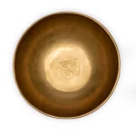 Cuenco sonoro clásico con un símbolo OM elegantemente grabado en el interior.