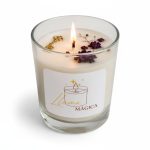 Vela abre caminos y elimina bloqueos energéticos ritualizada con llave dorada en vaso de cristal.