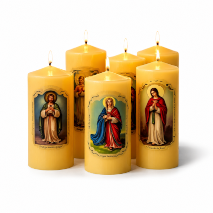 Velas religiosas con imágenes de santos y vírgenes para oración y devoción.