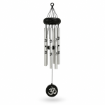 Campana de viento Feng Shui con símbolo Om para armonía y protección del hogar.