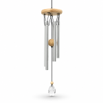 Campana de viento Feng Shui con cristal, tubos metálicos y madera natural para armonía y equilibrio.