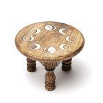 Mesita de altar redonda de madera con fases lunares