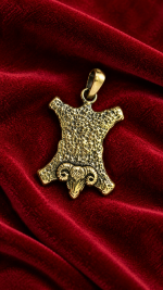 Amuleto de Dinero y Riqueza Infinita – Vellocino de Oro – Piscis | Bajo Pedido, 2 semanas de preparación, piezas hechas a mano. Plata baño de oro. 1,2 cm x 1 cm - Imagen 2
