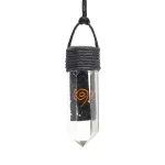 Colgante de orgonita con shungita negra, espiral de tono cobrizo y cordón negro sobre fondo blanco