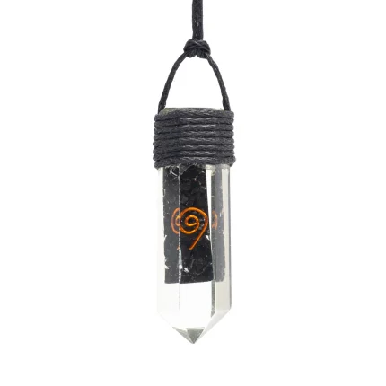 Colgante de orgonita con shungita negra, espiral de tono cobrizo y cordón negro sobre fondo blanco