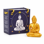 Buda dorado junto a una bolsa de regalo morada con flores de loto y asas doradas