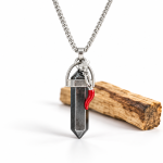 Colgante de hematita de protección con pimiento rojo, utilizado como péndulo, con palo santo para limpieza energética