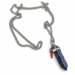 Colgante de sodalita azul con vetas blancas, cadena plateada y pimiento rojo de protección