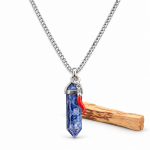 Colgante de sodalita azul con vetas blancas, cadena plateada y pimiento rojo de protección