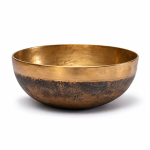 El cuenco sonoro Chaken de Nepal tiene un sonido muy puro que contiene muchos sobre tonos - color bronce por dentro y oscuro por fuera. Cuenco hecho a mano con cobre, estaño y 8 metales nobles (Ag, Ni, Cd, Ru, Pd, Pt, Cr, Mn).