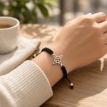 Pulsera negra de macramé ajustable con Nudo de Bruja plateado en el centro
