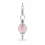 Péndulo de esfera rosa con punta metálica y cadena de acabado plateado sobre fondo blanco