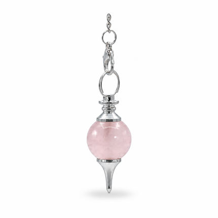 Péndulo de esfera rosa con punta metálica y cadena de acabado plateado sobre fondo blanco