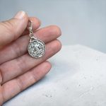 Amuleto de San Benito plateado con mosquetón para protección
