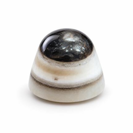 Piedra Ojo de Shiva con bandas blancas, grises y parte superior oscura