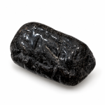 Piedra de turmalina negra con estrías naturales sobre fondo blanco