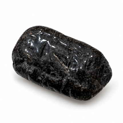 Piedra de turmalina negra con estrías naturales sobre fondo blanco